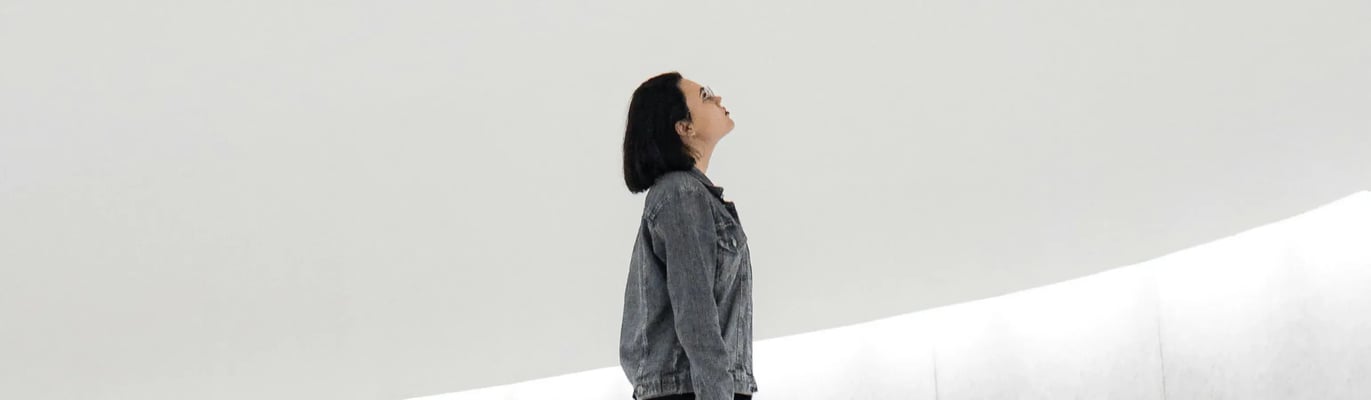 上を見上げる女性_メインビジュアル_pc